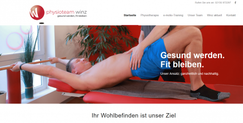 Mann auf Massageliege wird behandelt